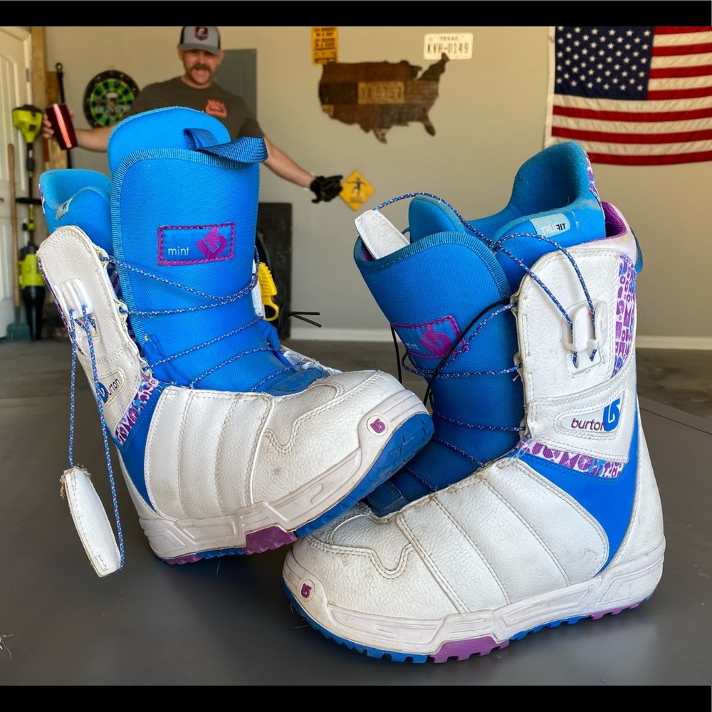 Burton snowboard boots size 7 women